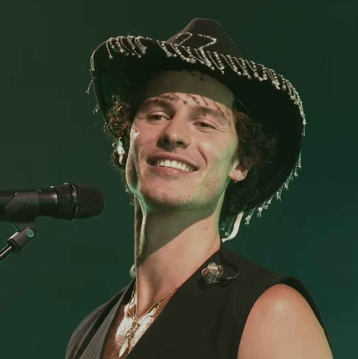 shawnmndessa's tweet photo. patiently waiting for shawn mendes content at ✨ festa junina ✨ https://t.co/yPkboB0Q5R