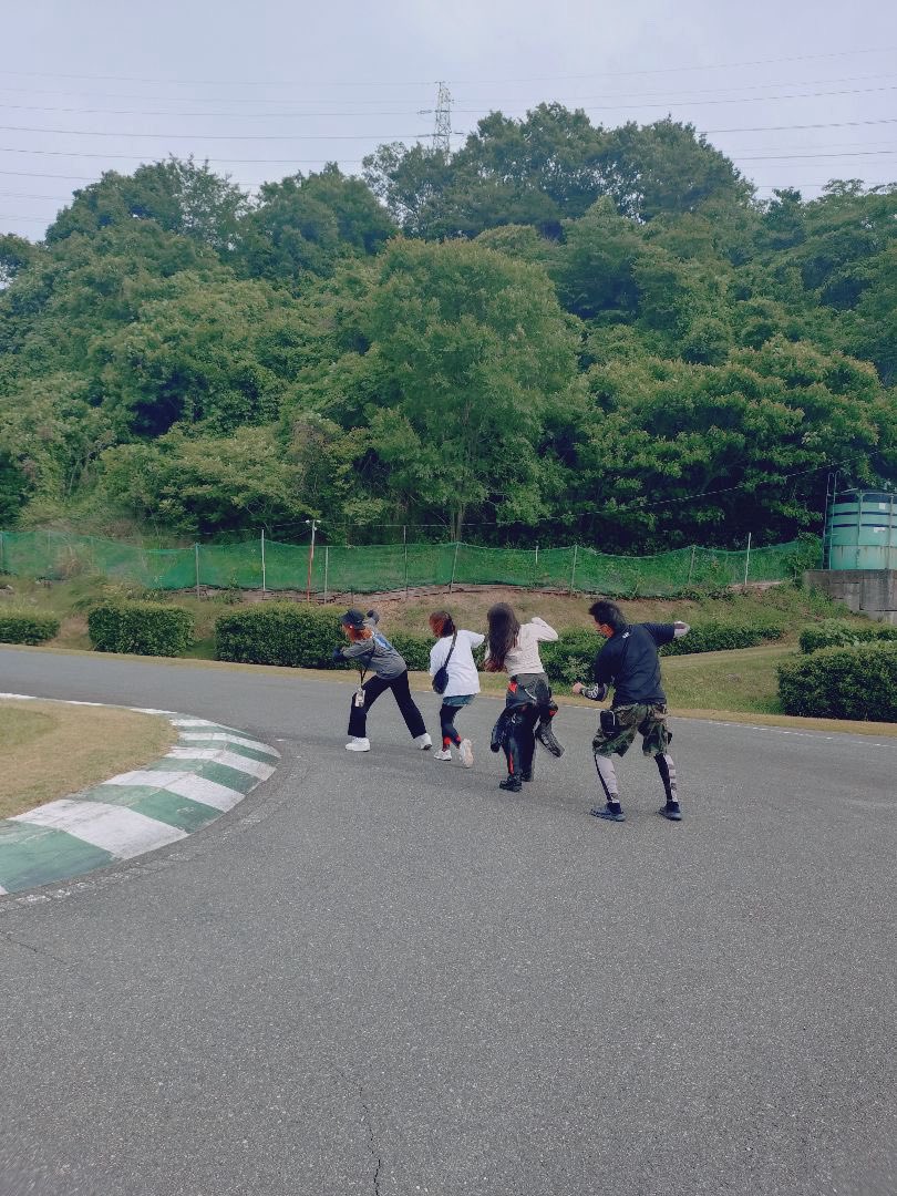 kasumithr's tweet photo. レン耐に初参戦しちゃった♡

拓磨さんとラブリーな写真🤭
この距離感はなかなか撮れないよ？w

バイク女子チームwith森社長❣️
一緒に走らせて下さり感謝です😭
皆んなでコース歩いたり作戦考えたり
初レン耐楽しかったです〜🙌

レース初心者の方も楽しめるから
次はTEAM Likeawindで出たいな😎 https://t.co/mIzH4kbein