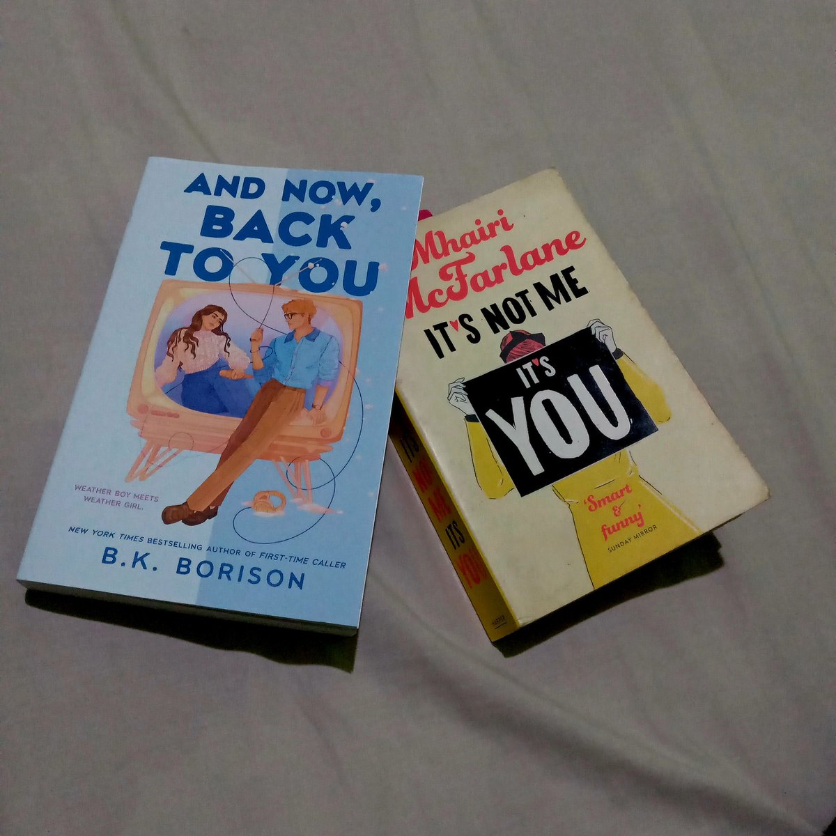 daebakiyaa's tweet photo. Bulan mei kemarin moodku cuma baca romens tok, tak pikir bakal lanjut sampe juni jadilah aku beli 2 ini. Lhoalah malah reading slump😶 https://t.co/gOvzVCN8X6