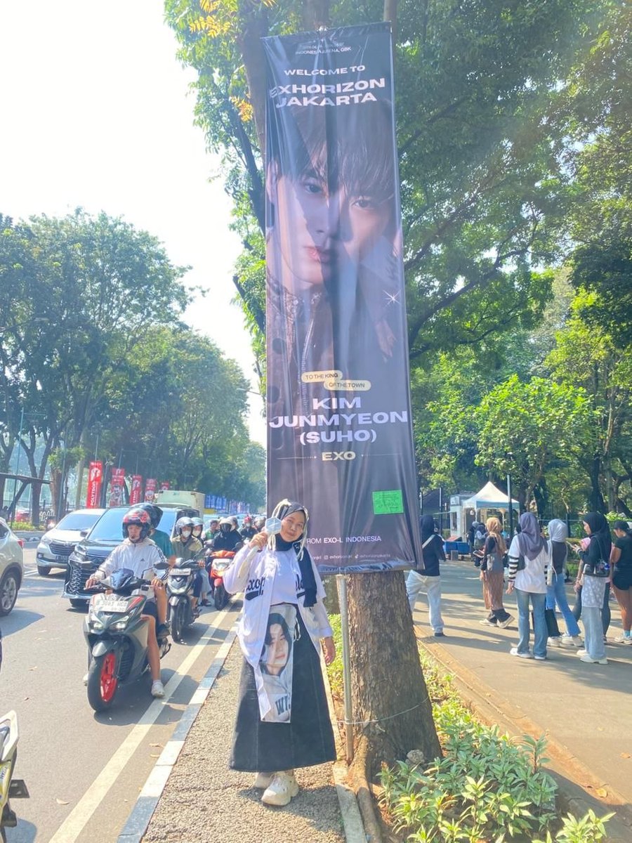 epridey's tweet photo. aku dan banner yang baru berani upload after H+8 concert, SIAPA KEMAREN YG BILANG BAGIAN SUHO MENT SEPI DI DALEM VENUE???

AK DAH TERIAK MENCAK MENCAK MCEM ORG KSURUPAN SUARA ILANG 3 HARI 3 MALEM 😠 https://t.co/jBiKTIgRg0