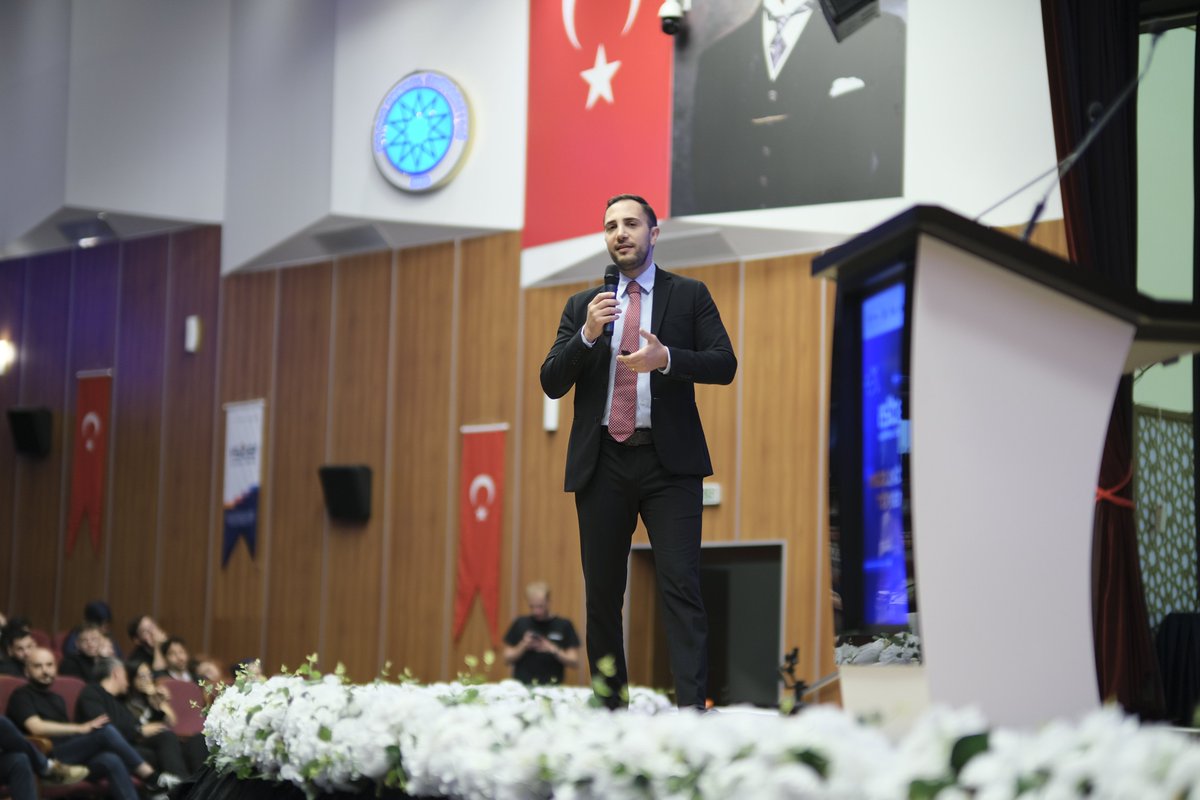 berkanxyz's tweet photo. Bu dönem @UretkenAkademi, 100 bin yapay zekâ eğitimi hedefinin %3’üne onsite ve online programlarla ulaştı. Başta @kkirkoyun olmak üzere @TCSanayi @esenlerbelediye @YildizEdu emeği geçen paydaşları tebrik ederim. Bundan sonraki eğitimlere katkı sunmak için heyecanlıyım. https://t.co/YAN7NZKi9g