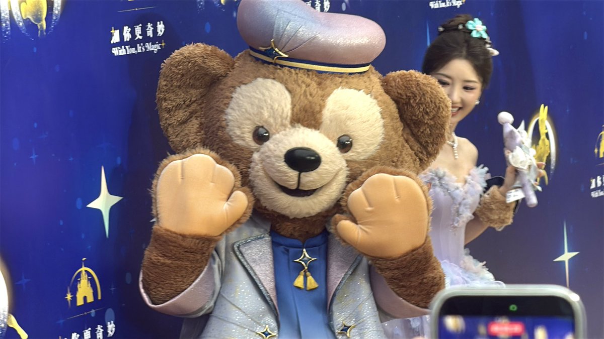 anna_nanjing's tweet photo. レッドカーペット　分享会が終了☑️

新しいスパイダーマンのジェットコースター、新しいホテルが楽しみですね〜😍

林志玲が綺麗すぎました😭✨
キャラクターたちにも至近距離で会え、大満足〜❣️

ロング動画はまた近々更新します〜👏🏻

#上海迪士尼
#SHDL
#上海迪士尼10岁生日 https://t.co/Iy0x7Uyl2Q