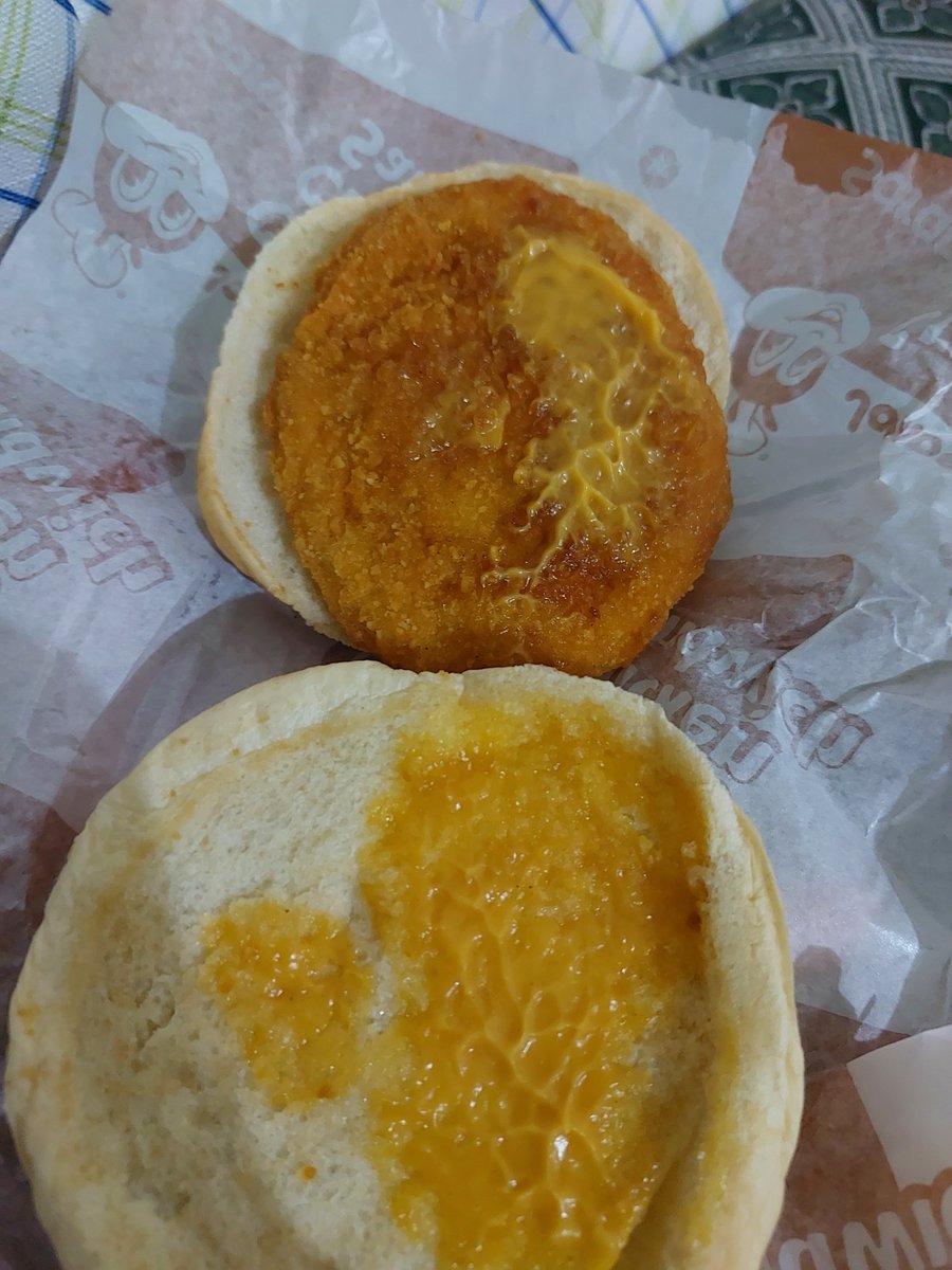 c_john08's tweet photo. Sana di niyo na lang nilagyan ng sauce. Nahiya pa kayo @Jollibee. 🥴 https://t.co/3feHsVTt0C