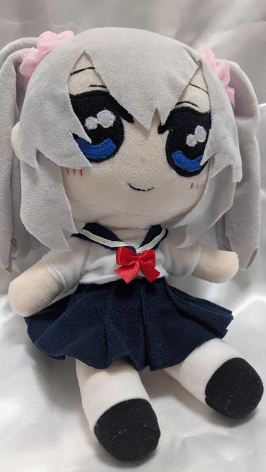 最近フォローしてくれた方や、一見さんの方へ。 うづきかいと申します。主に一次創作でオリジナルキャラクターの #銀髪ツインテールの後輩ちゃん というのを描いております。 ひっか()さんにお願いしてぬいも作って頂きました これから色々描いていきますのでよろしくです!!