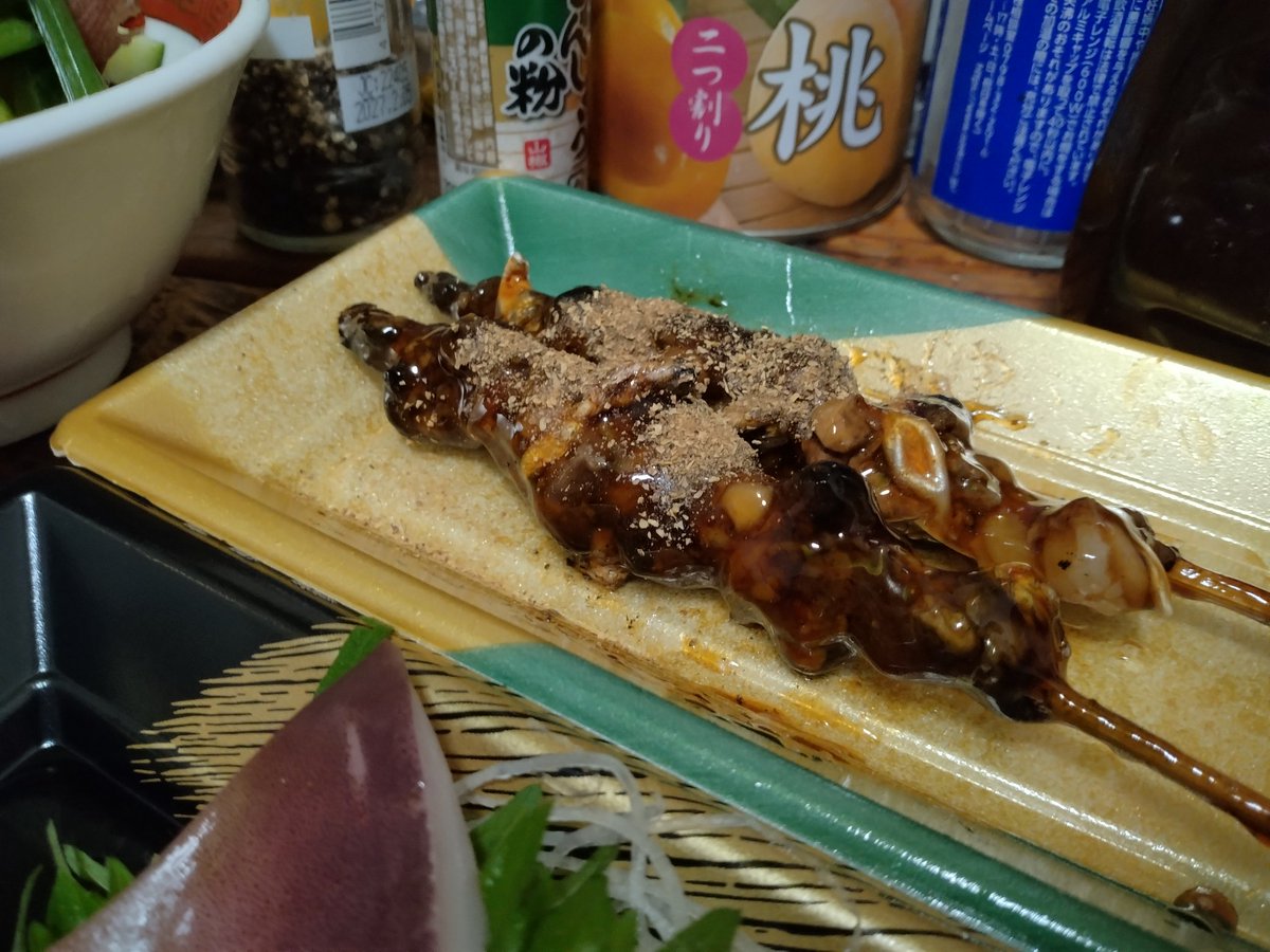 acoyic's tweet photo. 本日のおつまみ
　「夏の冷奴」
　「夏のサラダ」
　「マツイカ刺し」
　「鰻の肝」
夏シリーズは私が作った偉い！ニラ茗荷ピーマン胡瓜唐辛子でね、鰻の肝は山椒かけまくりだねうまい！　マツイカは付いてきた肝醤油で食ううまい！が醤油まかした…ひどい…　　GODが憎い連チャンしない絶対に許さな… https://t.co/X75ahHeHKB