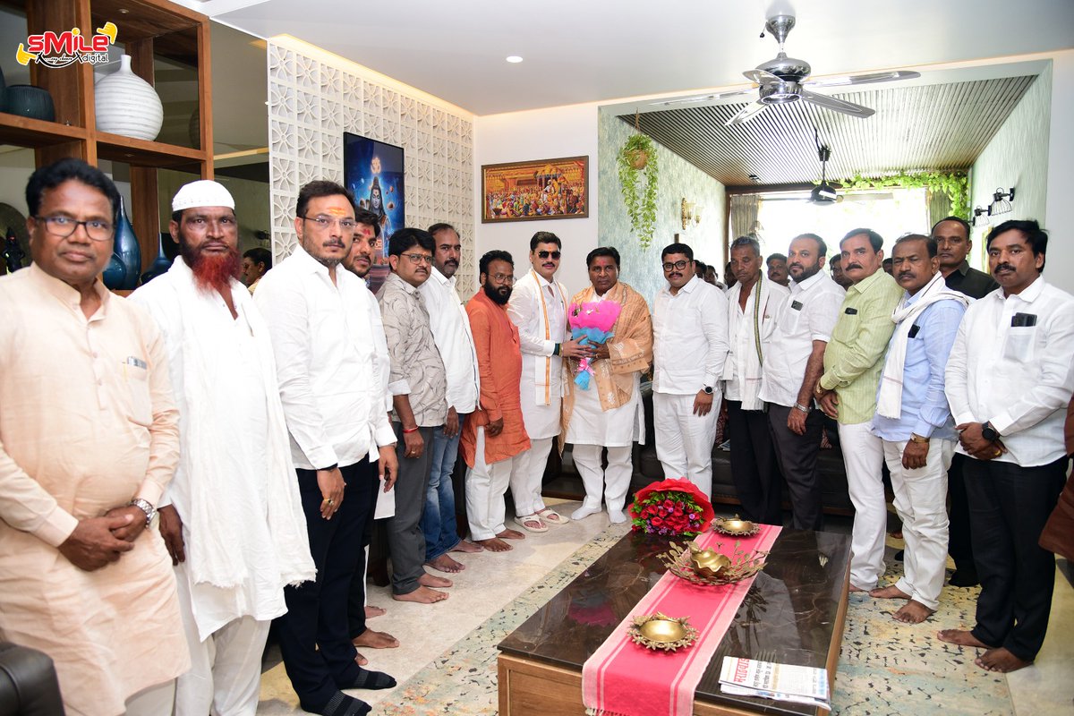 dhananjay_munde's tweet photo. 📍 नाथ्रा ता. परळी वैद्यनाथ 

विधानपरिषदेच्या बीड - लातूर - धाराशिव स्थानिक स्���राज्य संस्था मतदारसंघातील महायुतीचे अधिकृत उमेदवार श्री. बस्वराज पाटील यांनी आज निवासस्थानी सदिच्छा भेट घेतली. यावेळी नगर परिषदेच्या सदस्यांसह त्यांचे स्वागत केले. 

या निवडणुकीत श्री. बस्वराज पाटील यांना एकमताने पहिल्या पसंतीचे मत देऊन विजयी करण्याचे आवाहन यावेळी उपस्थित सर्वांना केले...
@basavrajmpatil

#विधानपरिषद_निवडणूक 
#महायुती 
#ParliVaidyanath 
#DMUpdates