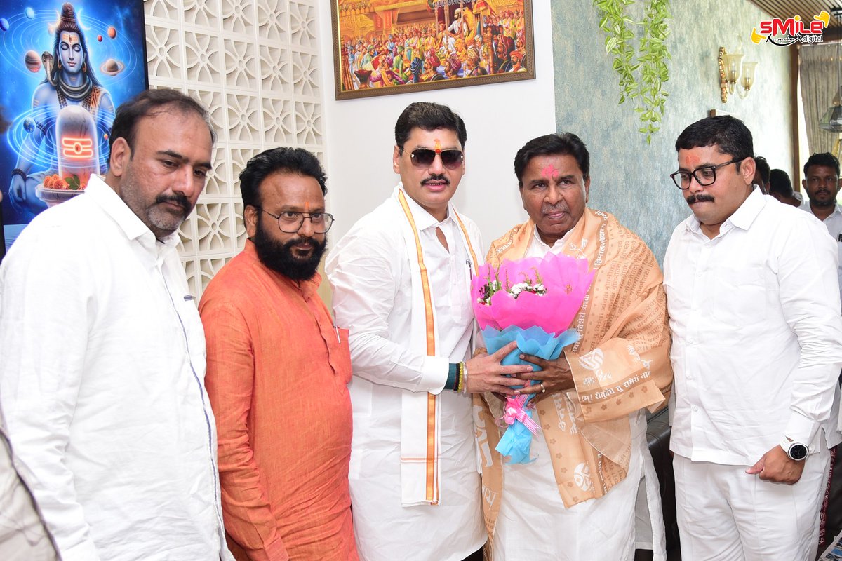 dhananjay_munde's tweet photo. 📍 नाथ्रा ता. परळी वैद्यनाथ 

विधानपरिषदेच्या बीड - लातूर - धाराशिव स्थानिक स्���राज्य संस्था मतदारसंघातील महायुतीचे अधिकृत उमेदवार श्री. बस्वराज पाटील यांनी आज निवासस्थानी सदिच्छा भेट घेतली. यावेळी नगर परिषदेच्या सदस्यांसह त्यांचे स्वागत केले. 

या निवडणुकीत श्री. बस्वराज पाटील यांना एकमताने पहिल्या पसंतीचे मत देऊन विजयी करण्याचे आवाहन यावेळी उपस्थित सर्वांना केले...
@basavrajmpatil

#विधानपरिषद_निवडणूक 
#महायुती 
#ParliVaidyanath 
#DMUpdates