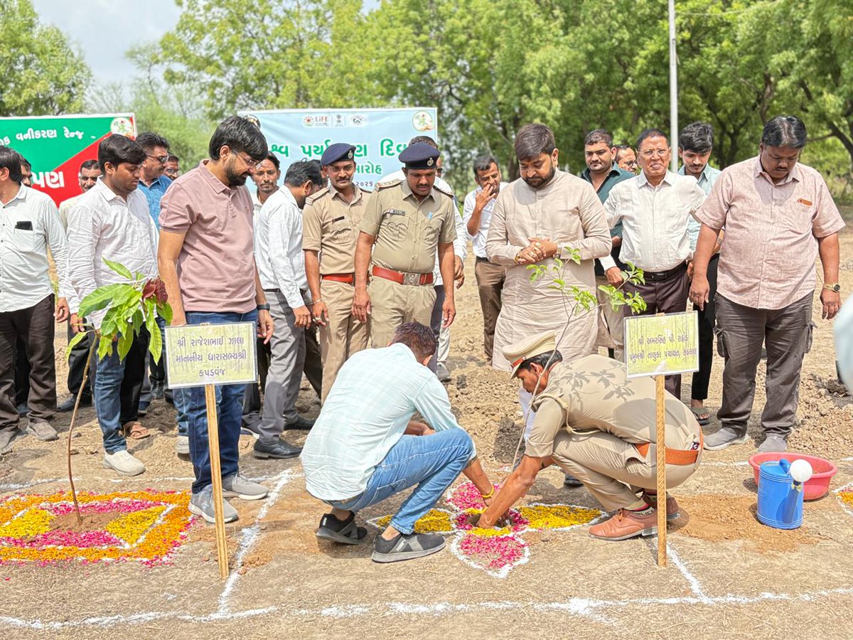 jnvkheda2's tweet photo. A grand Plantation Drive was organized at PM SHRI JNV, Kheda under the nationwide "Ek Ped Maa Ke Naam 3.0" campaign in the gracious presence of Sh. R Zala, MLA, Kapadwanj, SDM Kapadwanj, and other dignitaries.
#EkPedMaaKeNaam #PlantationDrive #GreenIndia #MissionLiFE https://t.co/Ii4e4uzl6N