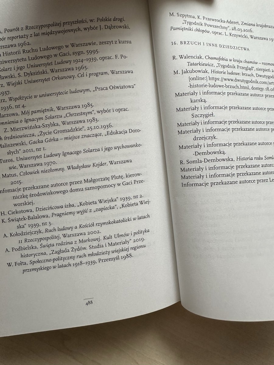 Pinkydust95's tweet photo. @JanKowa03343592 @purua3000 @moomseen_ @demonibrat Chłopie 19 stron bibliografii tam jest, wystarczyło wziąć te książkę do łapy zamiast czytać o niej w internecie https://t.co/MIQiollxbm