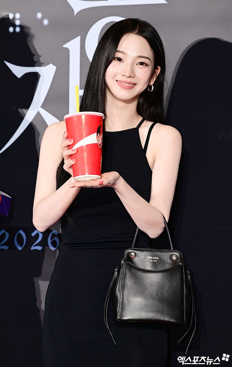viraltakes's tweet photo. Karina of aespa stuns at "The Eyes" movie premiere. https://t.co/DvVNnyS3D7