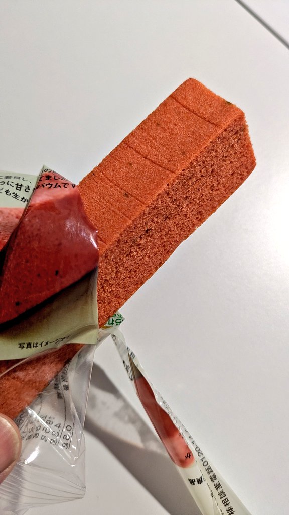 Fmmente's tweet photo. 食物繊維がとれるバウム【トマト＆バジル🍅】

袋を開けると強いトマトの香り。食べると追いかけてくるバジルの香り🍃

ただ食感は普通のバウムよりやや硬めでパサパサ感

美味しいかと言われたら個人的にはそんなに好きではない…（トマトとバジルは大好き）

公式サイト見たらチーズのせて朝ごはんにしてた。おやつとしてというよりこっちのほうが良さそう

食べてないけど…