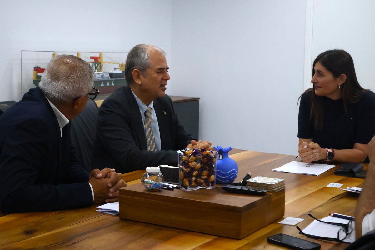 maritimeCyprus's tweet photo. Ms @HadjimanoliM, welcomed the Ambassador of the Republic of🇨🇺to 🇨🇾, Mr. Ruben Pino Martinez. They reaffirmed the longstanding friendship between the two countries and highlighted the existing bilateral maritime agreement as a valuable framework for cooperation. @embacubachipre https://t.co/eD5d7CeJ5A