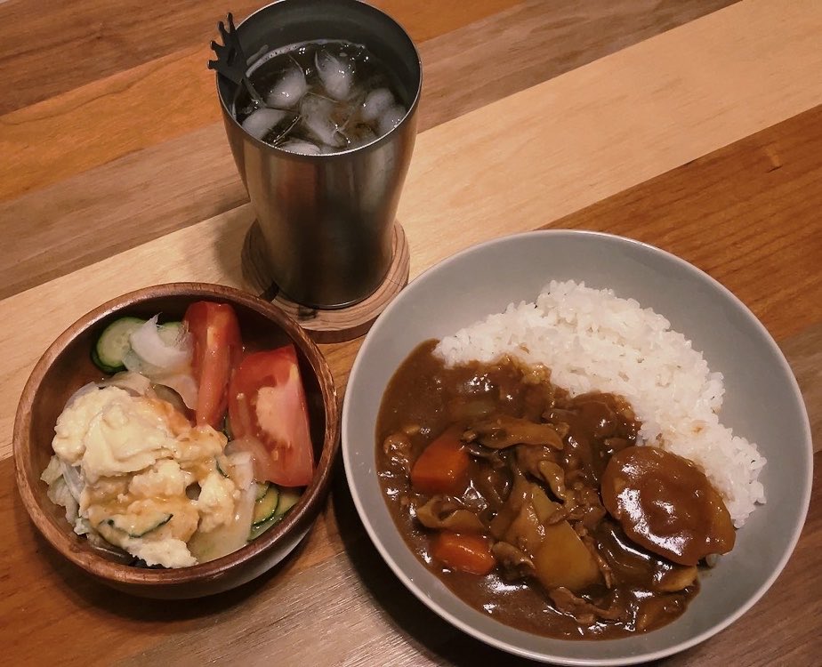 SolDo_00's tweet photo. 今日はシンプルなカレーとサラダと多めのハイボール！ https://t.co/1RDr4exjUD