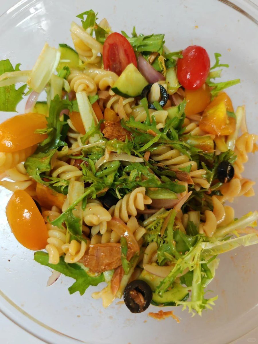 Isabella625888's tweet photo. Breakfast，A tomato-sauce tuna pasta salad and cherries😛 https://t.co/QnLUdD3Qk6