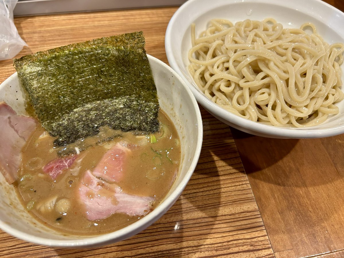 SuponjiBob's tweet photo. 番町製麺さんで、濃厚豚骨魚介つけそば

爆速で麺が消えると噂の夏季限定を🌻
限定と言いつつも最早安定の域に達した感のある名品ですな👍
「番町食ったぁ〜」という満足感があるのが良き🙆‍♂️

ご馳走様でした😋 https://t.co/1WaujV7zrU