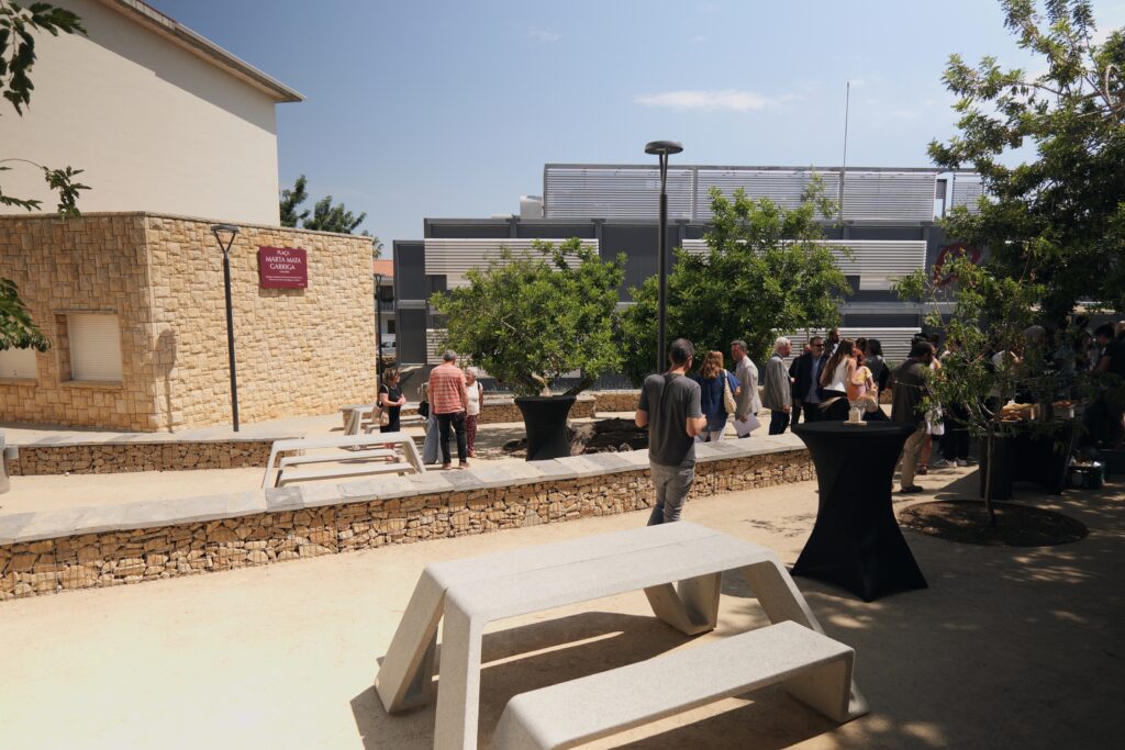 universitatURV's tweet photo. 🆕La #URV i l’Ajuntament del Vendrell signen un acord per impulsar la futura construcció d’un nou edifici a la seu del Baix Penedès. Avui també s'hi ha inaugurat la plaça Marta Mata i l'exposició que repassa vida i obra de la pedagoga.

👉https://t.co/aEGMw5IP0K https://t.co/kTXfG4CUc4