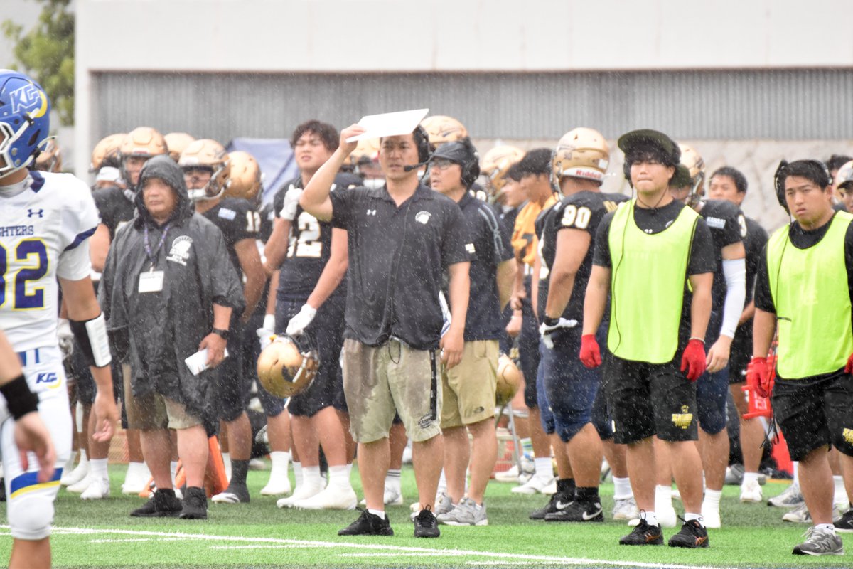 footballstore55's tweet photo. 関西大 10-31 関西学院大（6/14）
関大・和久憲三監督の主な試合後コメント

（なかなか点が入りませんでしたね）
関学さんのディフェンスもすごくよかったので、厳しい展開になりました。
（これまでの春の試合のようにQBは高井君と土居君の併用かと思いましたが、高井君に託しましたね）
この試合では高井に4年生の意地を見せてほしいというオフェンスコーディネーターの判断だったんで、私もそこを尊重して。タイミングを見て挟んでもよかったかもしれませんけど、最後まで意地にかけたということで高井でいったんやと思います。

（法政戦は残っていますが、この春の戦いはここまでどうとらえていらっしゃいますか）
早稲田戦、立命戦と前半で負けていても逆転するという展開で、今日も「この展開は慣れてるから、『後半の関大』を見せてやろう」という話をして、ちょっとは追い上げたんですけど、最後は力負けという形でした。冬からやってきたことの成果を実感しながらも、「まだまだ足りないんだよ」というのを去年の秋に引き続き関学さんに教えられたと思ってます。とくにフィニッシュの部分ですね。同じファンブルをしたとしても、関学の方がリカバーが早くてこっちはボールにいけてないとか、最後もタックルしたと思っても笛が鳴る前に離してフレッシュを取られてしまったりとか。まだまだフィニッシュの部分で差があるなと思いました。そういう意味で、方向性は間違ってないんですが、まだまだ突き詰めないと秋は戦えないと感じましたので、そういった面で、この春の流れで秋を迎えるんじゃなくて、今日で足りないことが分かったんで、前向きにとらえて頑張っていきたいと思います。

（関関戦をホームで開催して、いろんな準備をしたのはチームにとっていい経験になりましたか）
去年は春の初戦の慶應戦で「1000人プロジェクト」として企画して観客のみなさんに来ていただいたんですけど、今日は「3000人プロジェクト」ということで、僕の関大での人生の中でも一番たくさんお客さんが入った試合だと思いますので、僕たちがふフットボールの準備をする中で、学生のスタッフやマーケティングチーム出身の5回生の子たちがすごく準備をしてくれました。試合には勝てなかったんですけども、満員のスタンドで関関戦を迎えられたということで、そのあたりは裏方で頑張ってくれたみんなに感謝しています。

（この春成長を感じられた選手を挙げていただけますか）
けが人の穴を埋めて出場することになった選手たちが活躍して、デプスが厚くなったのはよかったと思ってます。DLだと出原（真之介､3年､府立池田）がずっとスタメンで出てました。本来はスタメン争いに絡んでくれたらいいなという存在だったんですけど、最初から活躍してくれました。LBの横山（諒太郎､3年､関大一）は立命戦でもハードなタックルを見せてくれました。DBの2年生の津田（凌､関大一）なんかも今年からスタメンになりましたけど、しっかりいい結果を残してくれていますし、1年生のWR足立（淳成､大産大附）も頑張ってくれてます。楽しみな選手が春のうちからたくさん出てきてくれました。

（2週間後の法政戦に向けては）
冬から培ってきたことに加えて、この関学戦で自分たちに足りないと感じた部分をこの2週間でどうアジャストするか。相手よりどこまで激しくするかというのは2週間でも変えられる部分だと思いますので、見えた課題から逃げることなく、関学戦があったから次の法政戦があり、秋が迎えられたと振り返れる取り組みをしていきたいです。#アメフト