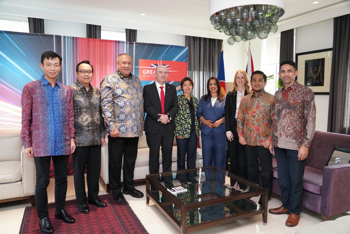 ukmissionasean's tweet photo. UK Financial Services firms in @ASEAN was discussing with Trade Envoy @nazshahbfd, shared perspective on market access, digital trends and growth opportunities in the region, including cross-border payments.

#UKASEAN5 #AdvancingTogether https://t.co/utEImAjUnB