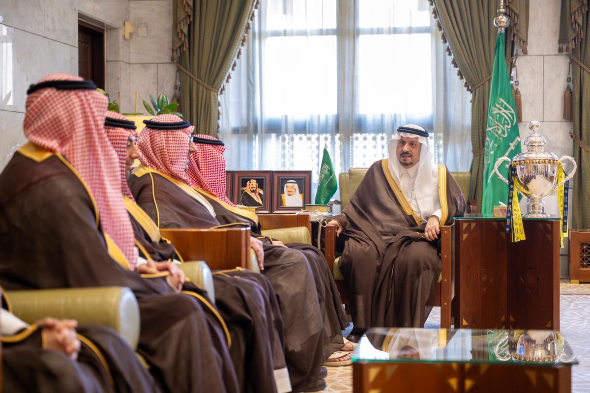 ariyadhiah's tweet photo. 📸 الأمير فيصل بن بندر أمير منطقة الرياض يستقبل في مكتبه، عبد الله الماجد رئيس مجلس إدارة شركة نادي #النصر وأعضاء مجلس الإدارة، بمناسبة تحقيق النادي بطولة #دوري_روشن_السعودي للمحترفين. https://t.co/TRoXHA2dMH