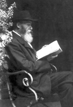 anemlon's tweet photo. „Älterwerden“ 
Wilhelm Busch.

Das große Glück, noch klein zu sein,

sieht mancher Mensch als Kind nicht ein

und möchte, dass er ungefähr

so 16 oder 17 wär‘.

Doch schon mit 18 denkt er: „Halt!

Wer über 20 ist, ist alt.“

Warum? Die 20 sind vergnüglich –

auch sind die 30 noch vorzüglich.

Zwar in den 40 – welche Wende –

da gilt die 50 fast als Ende.

Doch in den 50, peu à peu,

schraubt man das Ende in die Höh‘!

Die 60 scheinen noch passabel

und erst die 70 miserabel.

Mit 70 aber hofft man still:

„Ich schaff‘ die 80, so Gott will.“

Wer dann die 80 biblisch überlebt,

zielsicher auf die 90 strebt.

Dort angelangt, sucht er geschwind

nach Freunden, die noch älter sind.

Doch hat die Mitte 90 man erreicht

– die Jahre, wo einen nichts mehr wundert -,

denkt man mitunter: „Na – vielleicht

schaffst du mit Gottes Hilfe auch die 100!“

Wilhelm Busch
