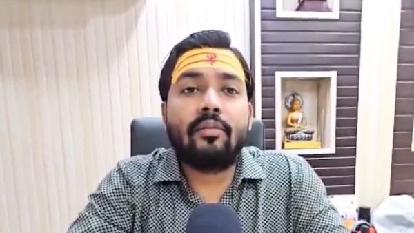 ProfNoorul's tweet photo. ज��� खान सर की शादी हुई तब हम लोगों को पता चला उर्दू नाम वाला बंदा फैजल खान है।

खान सर ने तिलक लगाया, कभी हिंदू मुस्लिम नहीं होने दिया। हमेशा अपने हर एक स्टूडेंट्स के लॉयल रहे।

कभी भी जातपात भेदभाव नहीं किया। हर साल राखी बंधवाई। होली दीपावली पार्टियां दी। वीरांदावन जाकर राधे राधे किए।

कभी दाढ़ी टोपी में नहीं दिखे। ईद बकरीद पर नमाज़ पढ़ते हुए नहीं दिखे। रोजा नमाज़, हज उमराह करते हुए नहीं दिखे।

जैसे ही पता चला कि रौशन सर के साथ खान सर का आपसी विवाद चल रहा है, खान सर (फैजल खान) मुसलमान हो गए। आतंकवादी हो गए। जिहादी हो गए।

याद रखना MY समीकरण आप कमजोर कर रहे हो।  टीचर को टीचर की तरह देखिए। यादव मुस्लिम से मुसलमानों का नुकसान नहीं होगा। लेकिन आप का जरूर होगा।