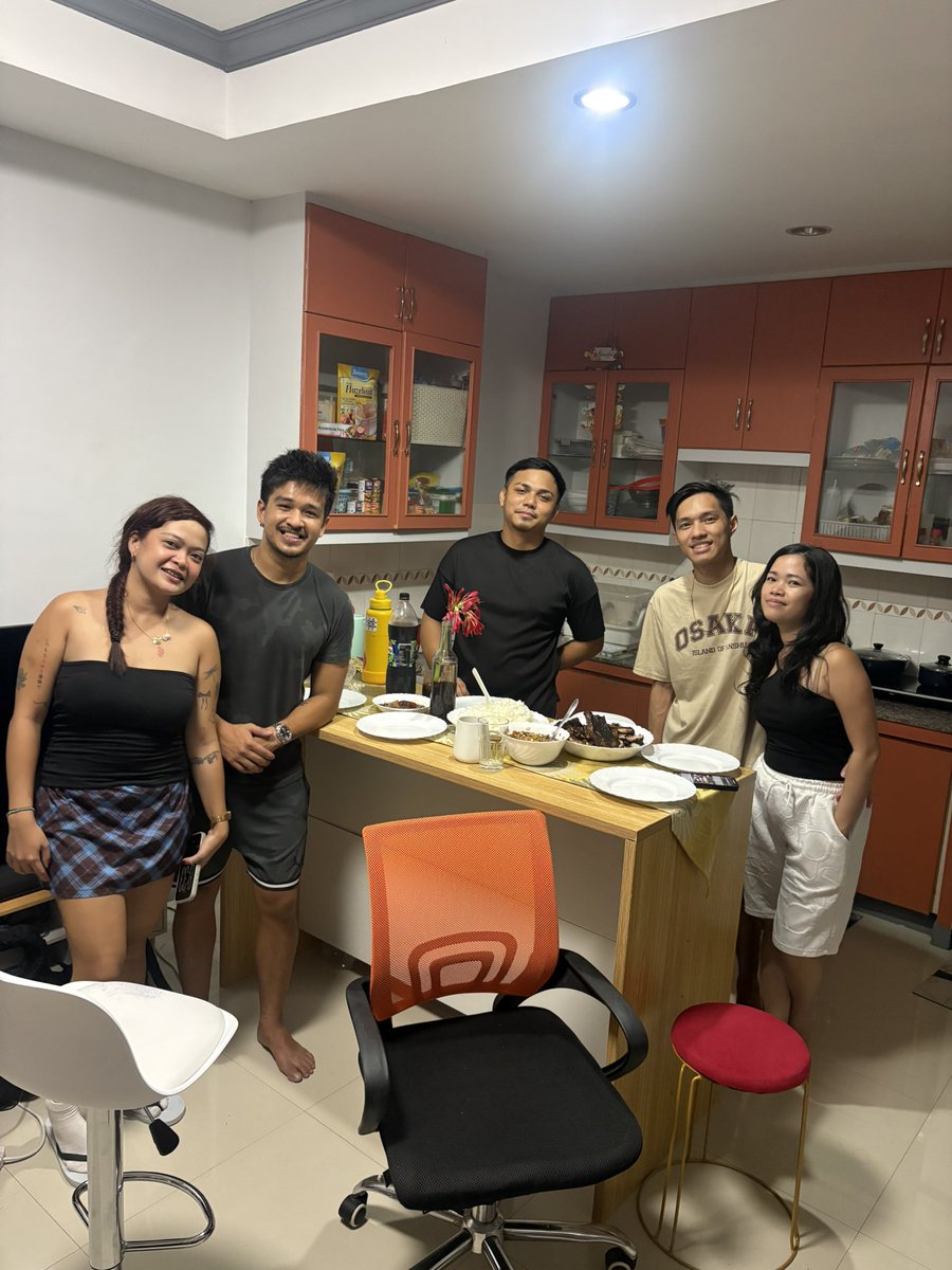 ed_weirdow's tweet photo. A generous house party at Mayang and Dane’s residence 🥘🤘 https://t.co/7WbAIFzvO8