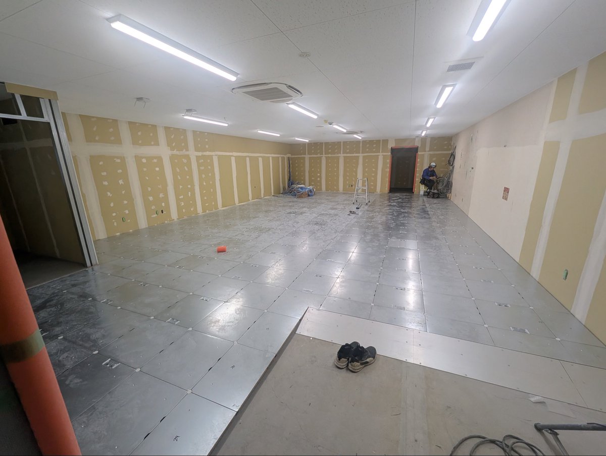 ABC_saigogo's tweet photo. ▫️完成前しか見られない景色
工事中のバックヤードの写真

今はまだ工事中なので
子供の時に憧れた
未完成の秘密基地感が強いですね✨

「ここ何の部屋？」
という状態ですが

このあと急ピッチで
お店らしくなっていく予定です！

そして最後には
少しだけホラーチックになった
立体駐車場探索動画を添えておきます

※音量注意です