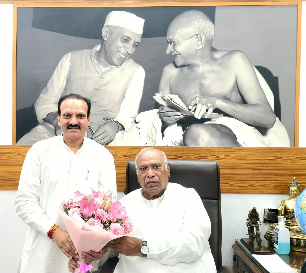NeerajDangiINC's tweet photo. आज नई दिल्ली में कांग्रेस अध्यक्ष आदरणीय श्री @kharge जी से उनके निवास पर मुलाक़ात कर राज्यसभा सांसद निर्वाचित होने पर आशीर्वाद लिया एवं राज्यसभा की पुनः ज़िम्मेदारी देने पर उनका हार्दिक आभार व्यक्त किया।
@RahulGandhi @INCIndia @INCRajasthan @INCKarnataka https://t.co/N1GFMEyD6J