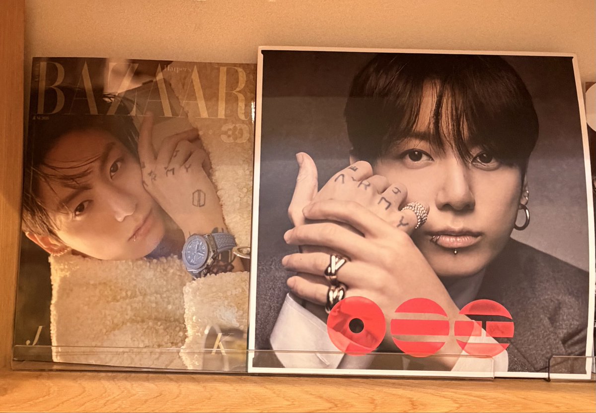 pachi148's tweet photo. 韓国に行くたびに本屋さんには必ず寄っています
今回は海雲台滞在だったので、本屋さんがないなぁと思っていたところ、影島の帰りに南浦を経由した際、ロッテマートの永豊文庫に寄ることができました📕

我が家の棚に新しいジョングクさんが入荷されました
こっち見てる👀💕 https://t.co/CRQsEBAd1d