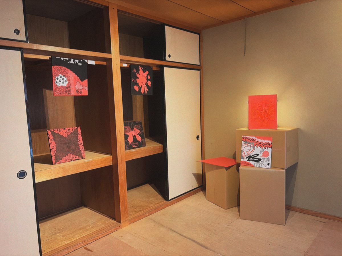 ima_synchro's tweet photo. 本日で【HAPPINESS?】の展示が終了しました。ご来場いただいたみなさま、本当にありがとうございました。

感情や孤独、幸福への疑問をテーマにした、迷いや不安も含んだ展示でした。
作品の前で立ち止まり、自分では思いつかなかった視点や感想を聞かせていただけたことがとても嬉しかったです。↓ https://t.co/VFnXgVFT9c