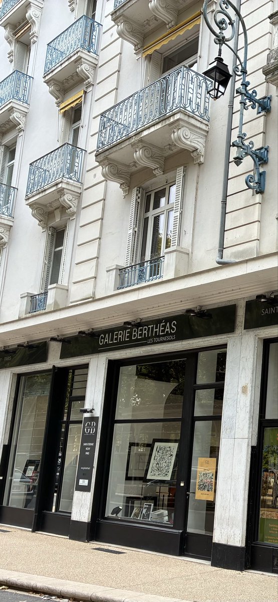 OldTimerBoomer's tweet photo. @GerardAraud @odalage Et voici ce que j’ai vu en vitrine de la Gallerie okkupant le rez-de-chaussée du ci-devant hôtel. Un choix bonnard, pour tout dire. Je me suis par ailleurs permis de rendre hommage à un de vos confrères. https://t.co/95KALRQeju