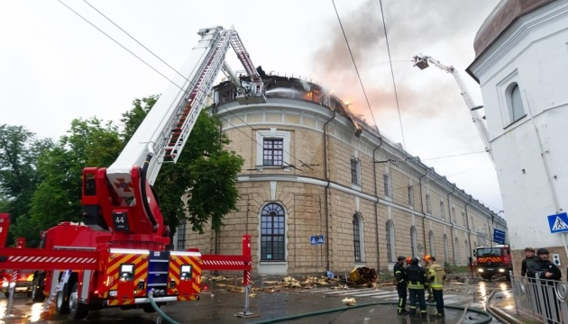 UkrinformP's tweet photo. Zmasowany atak na Kijów: trwa gaszenie pożarów w Ławrze i Arsenale Mysteckim https://t.co/pROOw8x62C https://t.co/21t689XbJ9