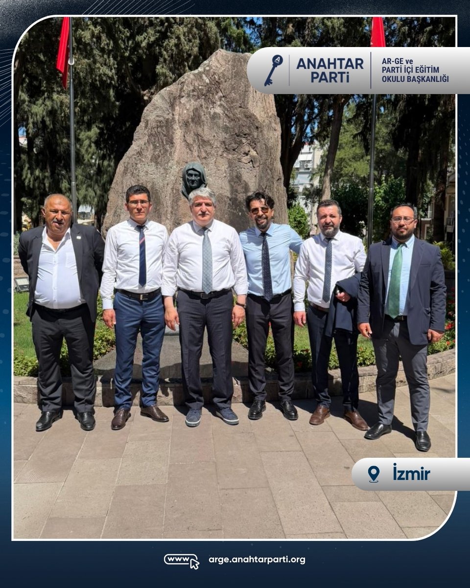 anahtararge's tweet photo. İstikbalin Anahtarı İzmir’deydi!

Anahtar Parti İzmir İl Başkanlığımızın açılışı ve halk buluşması programı, milletimizin değişim iradesini ve umudunu bir kez daha ortaya koydu. Meydanları dolduran vatandaşlarımız, Genel Başkanımız Sayın Yavuz Ağıralioğlu’nun ortaya koyduğu vizyona güçlü bir destek verdi.

Genel Başkan Yardımcımız, AR-GE ve Parti İçi Eğitim Okulu Başkanımız Prof. Dr. Özcan Güngör, Genel Merkez AR-GE ve Parti İçi Eğitim Okulu Başkanlığı ekibi ile birlikte programa katılarak teşkilatlarımız ve vatandaşlarımızla bir araya geldi.

İzmir’de gerçekleştirilen bu anlamlı buluşmada; gençlerin, emeklilerin, çiftçilerin, esnafın ve toplumun farklı kesimlerinin yaşadığı sorunlar bir kez daha milletimizin huzurunda dile getirilirken, bu sorunlara yönelik çözüm iradesi ve güçlü bir gelecek vizyonu paylaşıldı.

Bu başarılı organizasyonda emeği bulunan İzmir İl Başkanımız Hüseyin Çakır başta olmak üzere, İzmir il ve ilçe teşkilatlarımızın tamamına teşekkür ediyor; ortaya koydukları gayret, heyecan ve misafirperverlik için şükranlarımızı sunuyoruz.

İzmir’den yükselen bu güçlü ses, milletimizin değişim talebinin ve geleceğe dair umutlarının en açık göstergelerinden biri olmuştur.

Çünkü güçlü yarınlar; ortak akılla, sağlam teşkilatlarla ve milletle kurulan güçlü bağlarla inşa edilir.

#İstikbalinAnahtarı #AnahtarParti #İzmir #ARGE #PartiİçiEğitim #OrtakAkıl