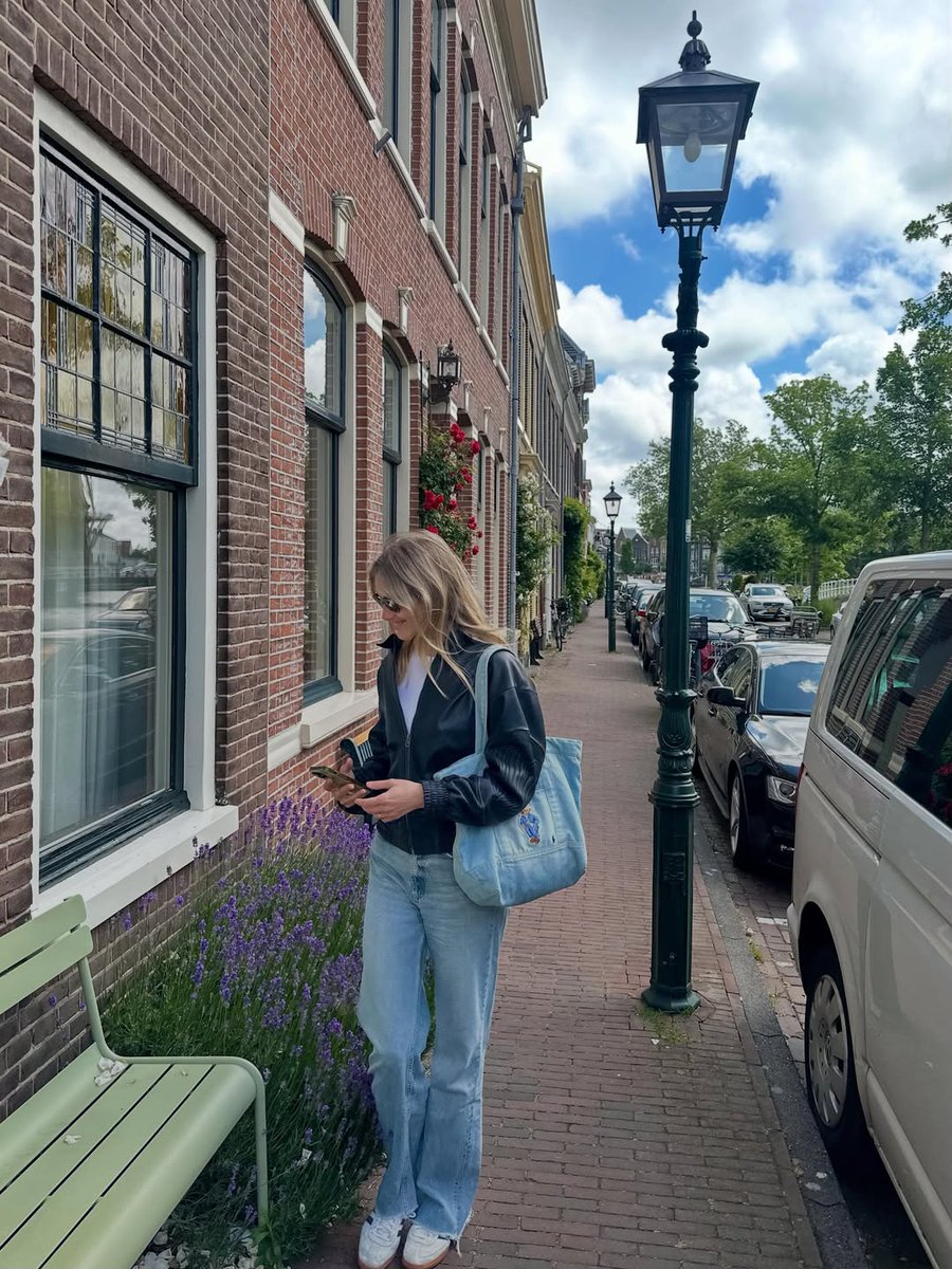 Tanith59179's tweet photo. Romance at a street corner can happen unexpectedly. Blue skies, old streets, purple flowers, and a gentle breezewearing comfortable clothes and strolling leisurely is the most carefree way to spend time ✨ https://t.co/JMZrmFvCwK