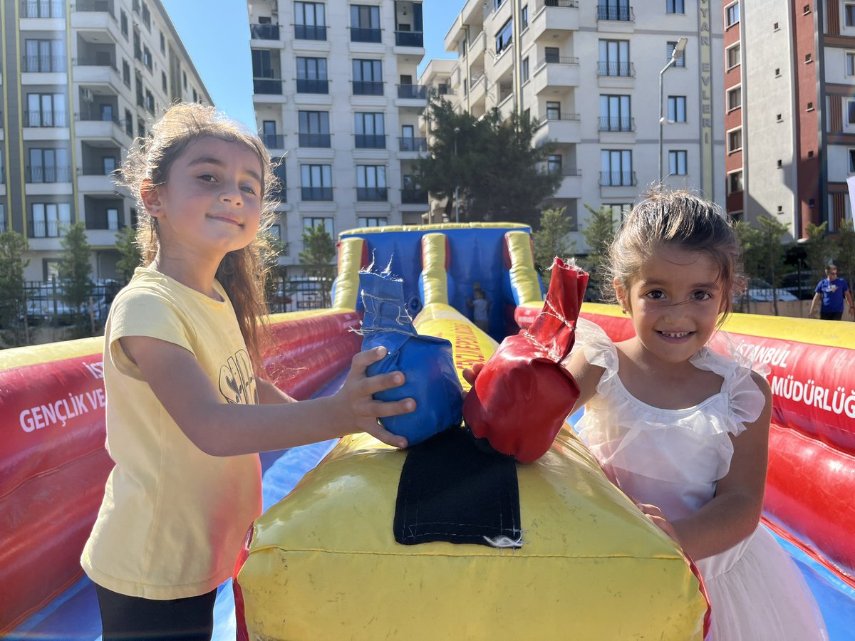 GSB_Istanbul's tweet photo. Spor her yerde diyerek yola çıktık, gençlerimizi sporla buluşturduk.😊

Spor faaliyetlerinin ulaşmadığı genç kalmasın diye “Spor Her Yerde” https://t.co/fSxNyD3iMt