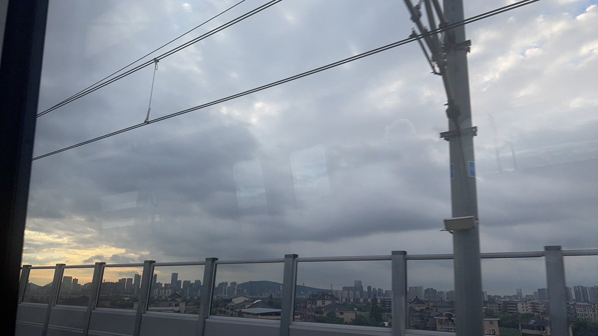 DjIsAubs5's tweet photo. 一半阴雨，一半晴。喜欢的人应该在阳光下熠熠生辉 https://t.co/n2l3rYHpij
