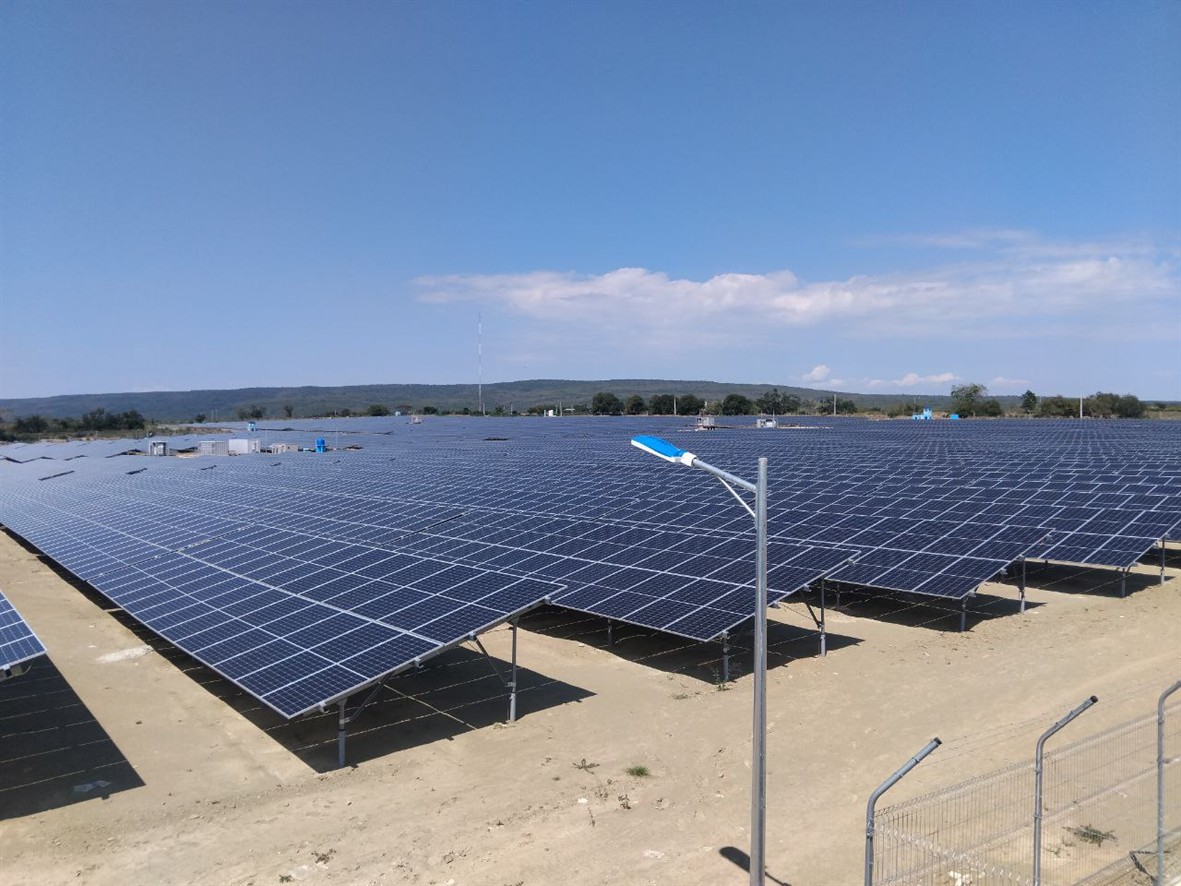ElecGuantanamo's tweet photo. La inversión del parque solar fotovoltaico "El Agarrobo", ultimando detalles del montaje y pruebas técnicas . .#LoquenosUNEcompromiso.#LaPatriaSeDefiende.#CubaEstáFirme.#CubaEsRevolución. https://t.co/PES7HuCbm5