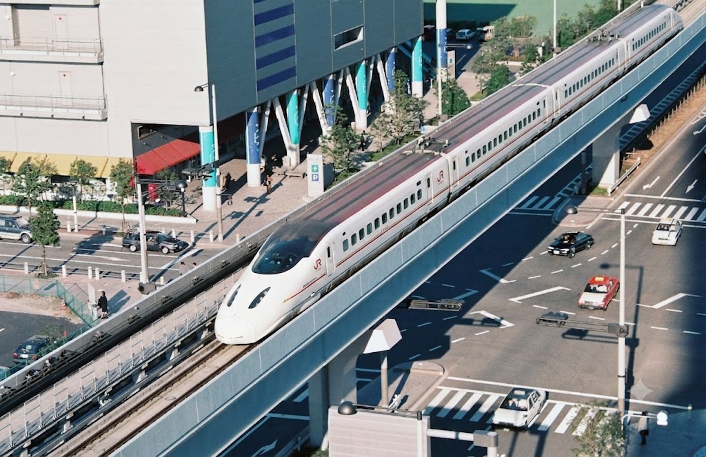 tetsumentou's tweet photo. #ありえない鉄道風景をＡＩで作ってみた
　
何かの手違いで「ゆりかもめ」に迷い込んでしまった九州新幹線800系。
#ゆりかもめ https://t.co/zlZBqfObEQ