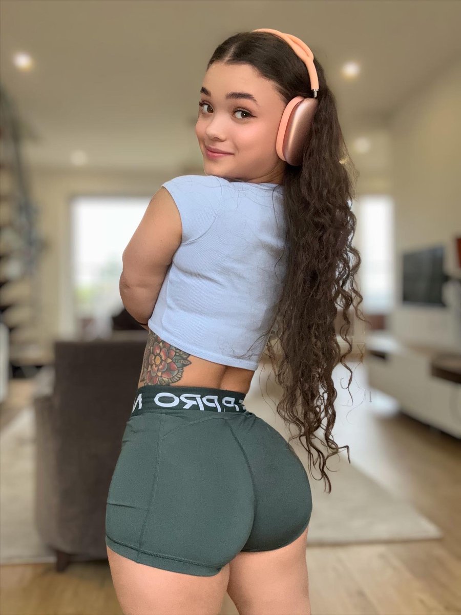 MihailBaltaksa's tweet photo. Mmm, sporty, carefree and playfully teasing you with these views… my favorite kind of workout 😏🏋️‍♀️💕 https://t.co/F0sdnK3zZk