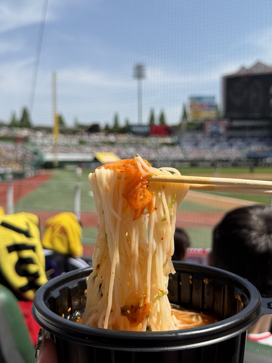 uxeoxw's tweet photo. 지금 당장
랜더스필드 김치말이국수를 먹고싶어, https://t.co/oHXJAdiwZB