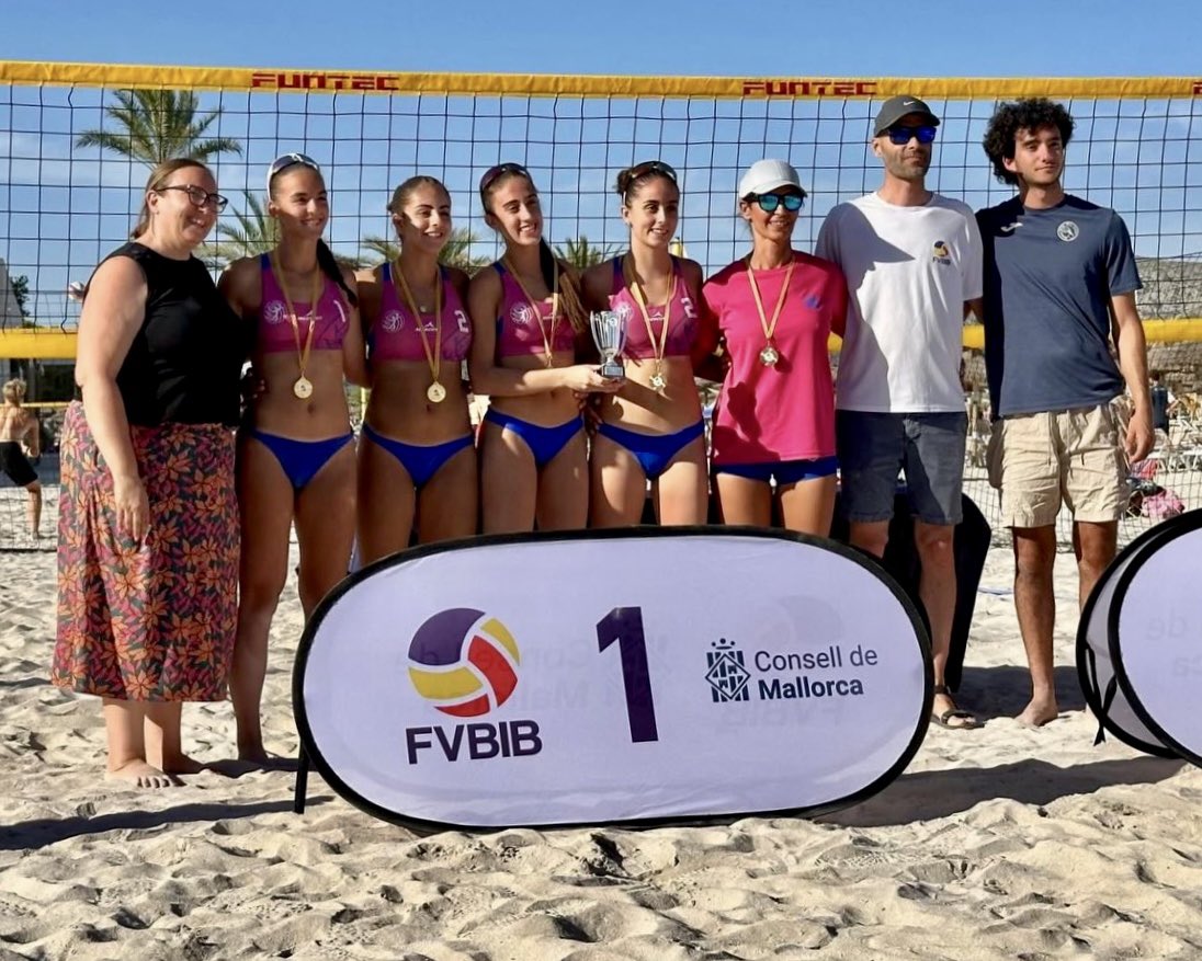 fedvbib's tweet photo. 🏆 L'Algaida VC es fa amb el 𝐂𝐚𝐦𝐩𝐢𝐨𝐧𝐚𝐭 𝐝𝐞 𝐁𝐚𝐥𝐞𝐚𝐫𝐬 cadet de vòlei platja!

🔥 L'equip mallorquí guanya en la gran final al CV Pòrtol 🥈

🥉 L'Esporles VC es penja el bronze autonòmic en guanyar al CV Sant Josep

👏🏽 Enhorabona!

#VoleibolDeCaNostra https://t.co/SG4XpLsvDr