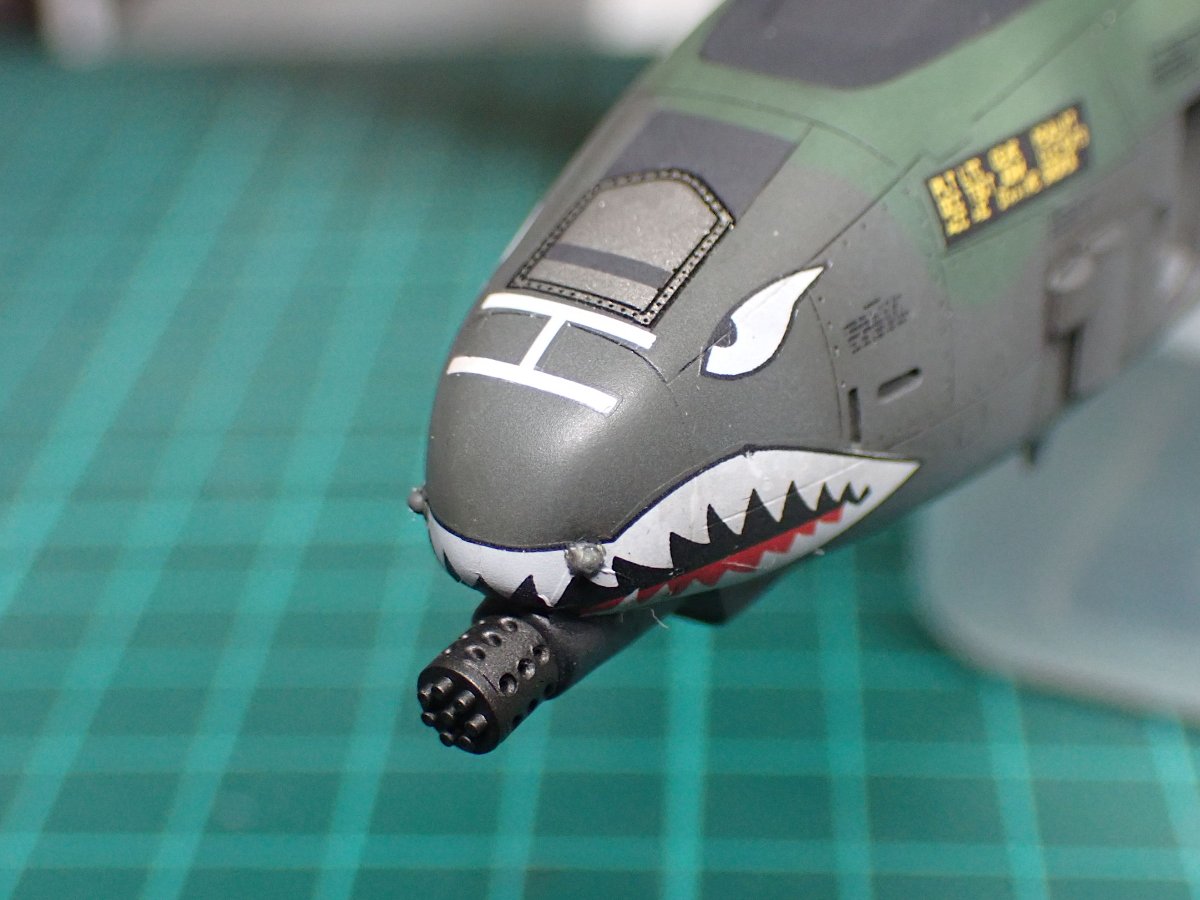 gorimodeler's tweet photo. コックピットの黒、近くにデカールもあるしマスキングめんどい!と、ノーマスキングでアクリル黒を吹いて、周辺をマジックリンでふき取り。
ちょこっとツヤが出ちゃったので、後でフラット吹いときましょう。
機首の機関砲を取り付け、給油口にデカールを貼りました。
#軍団26カミナリ祭
#A10A
#72lab https://t.co/OsdxS2tKqA