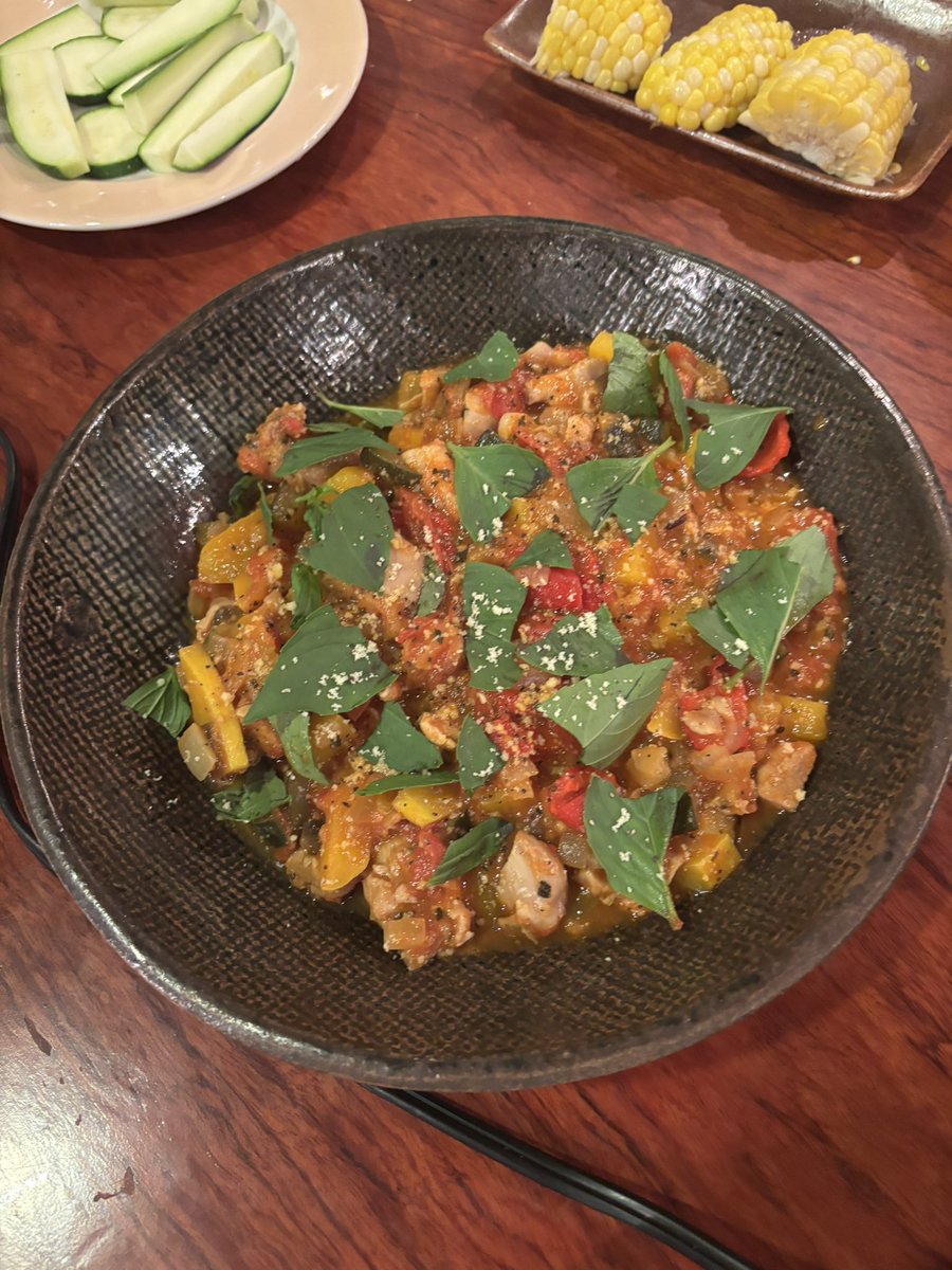 kaguracche's tweet photo. 今日はこれを作りました！
⭕️鶏もも肉と夏野菜のラタトゥイユ
⭕️とうもろこしエリンギバター醤油炒め
⭕️加賀太きゅうりのジンジャーマーマレードのグラニテ

グラニテはシャーベットにしないといけないため6時間かかりました笑笑

めちゃくちゃ好評でした！！
#ぐらっちぇ食堂 https://t.co/I1F3CLB0BL