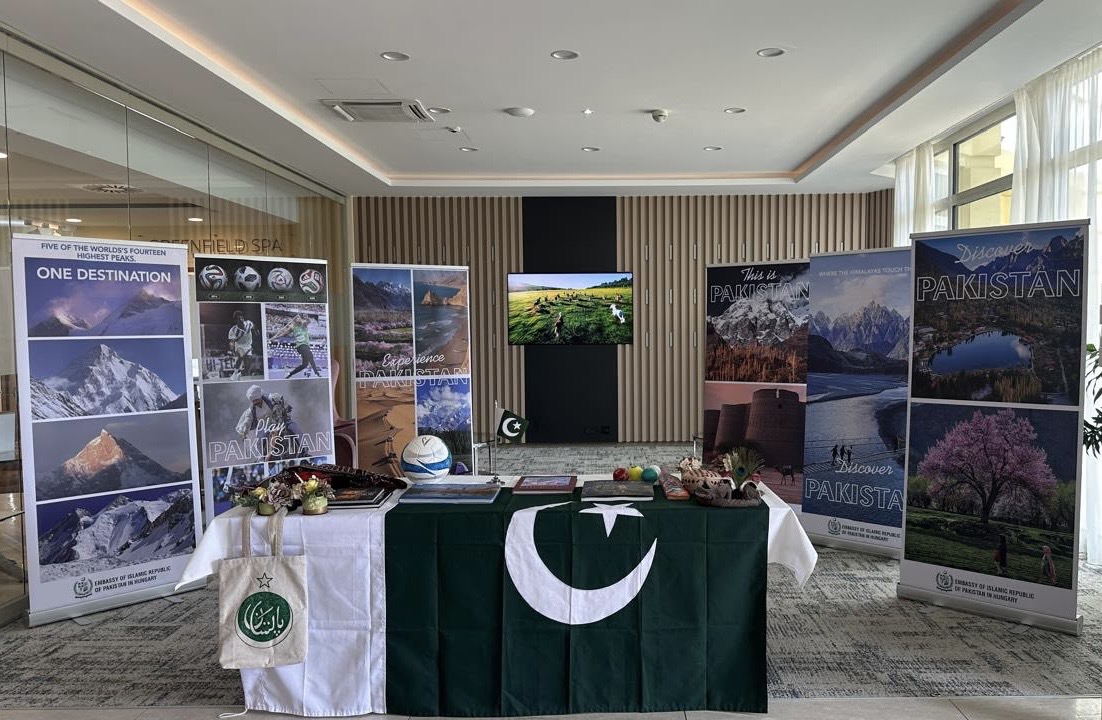 PakinHungary_'s tweet photo. Pakistan was the Guest of Honour Country at the XXIV Business Golf Championship in Hungary, showcasing our culture, cuisine, and trade. Highlights included cricket, a culinary corner, and raffle prizes, including a Multani blue pottery vase and two return air tickets to Pakistan. https://t.co/Ve1hswp9Yb