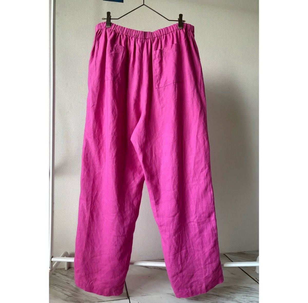 Protocol2018's tweet photo. 90s vivid pink linen wide slacks

目の覚める様なビビッドショッキングピンク

風に靡くプルンとした涼しげなリネン100% 

股部分に貝殻の様な輝きを放つ5連ボタン

ウエストはゴム+紐のイージーパンツ仕様

きちんとポケット付きで、サイドポケット、ケツポケにベルクロが付いています https://t.co/zCdrlAOPaT