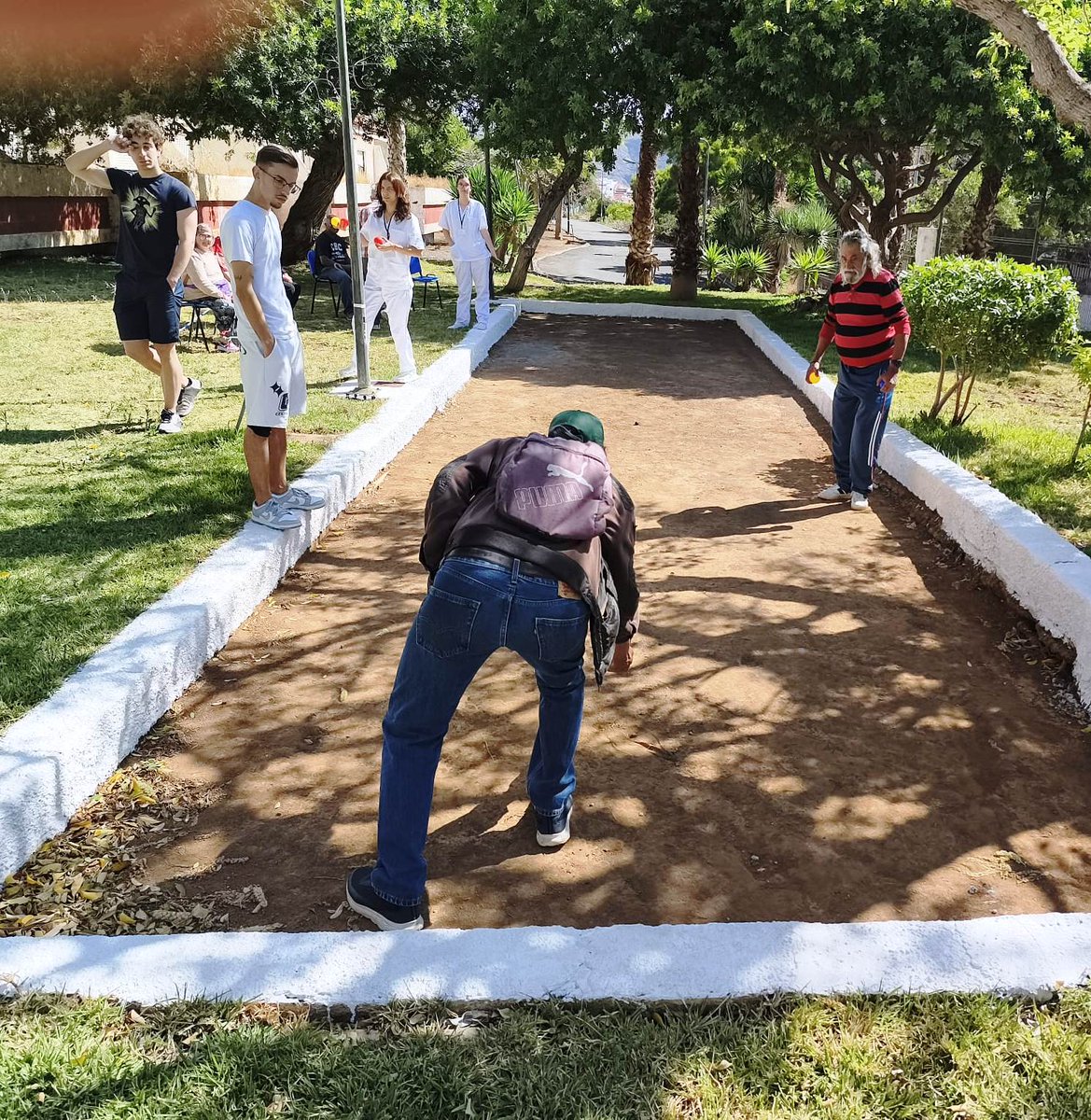 IASS_Tenerife's tweet photo. 🟢La Residencia de Ofra estrena zona de bochas y petanca. El #IASS habilita este nuevo espacio al aire libre para que las #personasMayores disfruten del deporte en el jardín. Una iniciativa para fomentar la salud, la convivencia y el ocio saludable. https://t.co/YMSlb89cd3