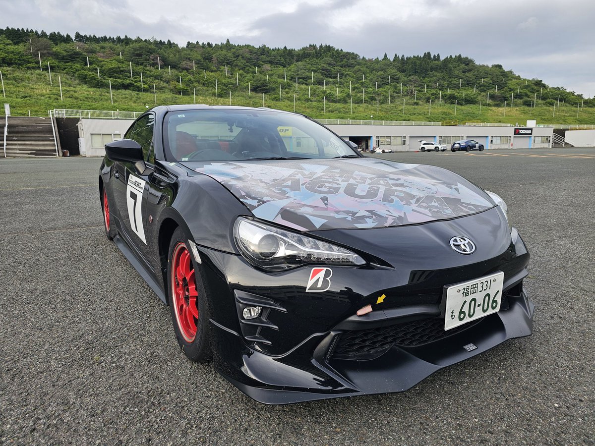 tanayu786's tweet photo. 変な男が1年ぶりにオートポリスに帰ってきました😂
決勝は13番手スタートから最終的に9位でのフィニッシュでした。ずっと前後車両とバトル状態だったので面白いレースが出来たかなと思ってます😌(中継も過去一映ってた！)ヘトヘトだけど超楽しかった！
86も本当にありがとう！
 #オートポリス
 #ゴールドカップレース
 #サーキット辛略活動記録