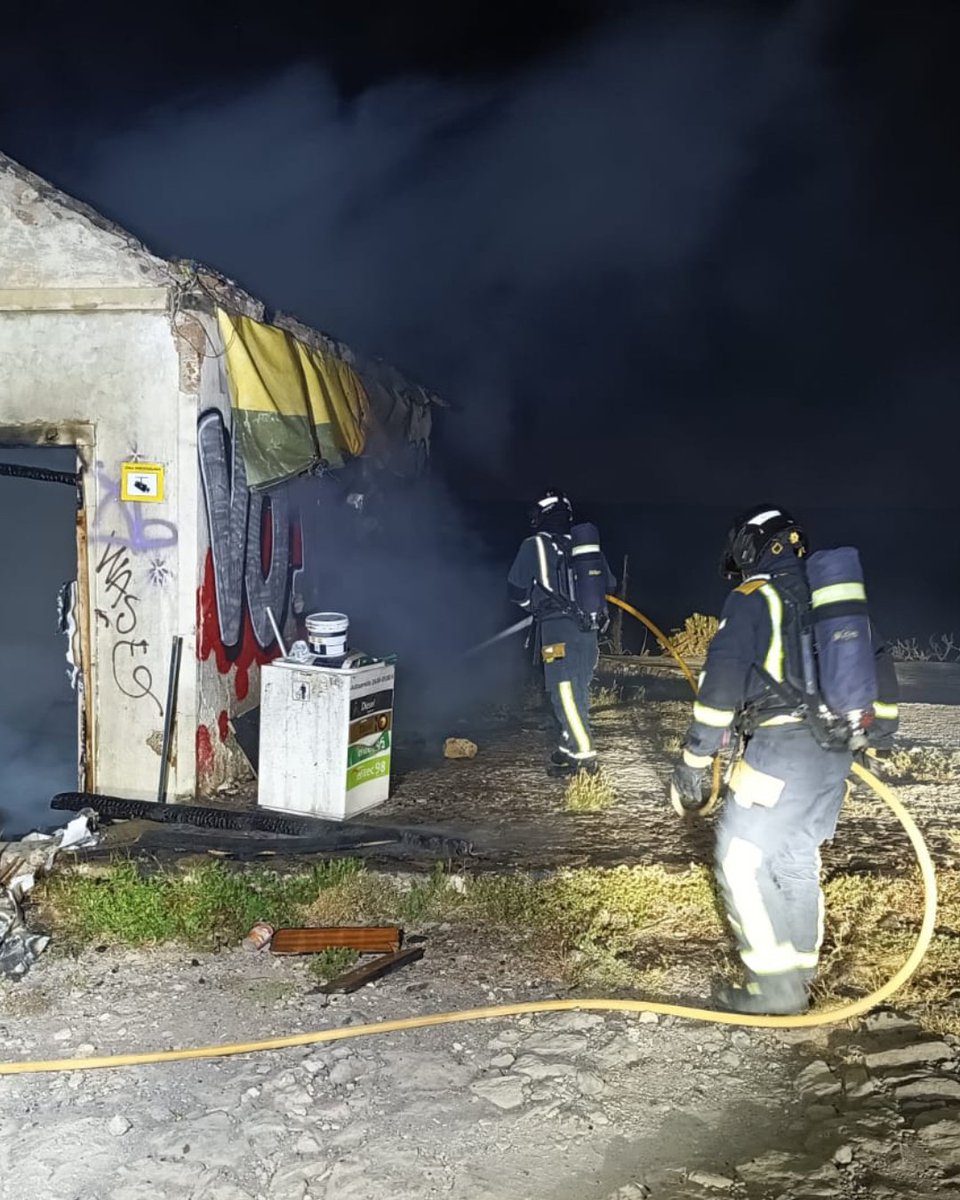 BomberosTf's tweet photo. 🚨 Intervenciones destacadas de las últimas horas.

Bomberos de Tenerife con base en el parque de Guía de Isora fueron activados este domingo, sobre las 21:35 horas, por el incendio de un cuarto de aperos abandonado en Adeje. Colaboraron con la Policía Local y el SUC. https://t.co/vzKbOkqddG