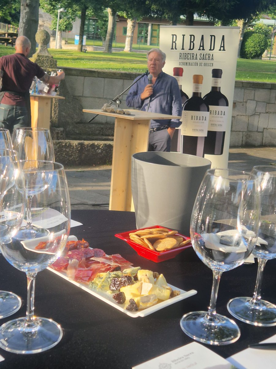 BodegaRibada's tweet photo. Este viernes, organizado por la Asociación de Empresarios de Chantada, celebramos a "Noite Aberta" con un espacio especial " Entre Viños e Petiscos" dirijido por Bruno de @vinosacra.es en el Parque Eloisa Rivadulla. Magnífica experiencia!!! https://t.co/GluhNf5V7z