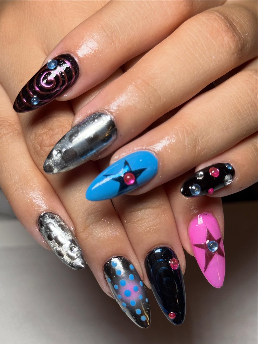 regsauroras's tweet photo. all the kissco nails i’ve done for tour 🥹 https://t.co/cFiiaGsAa1